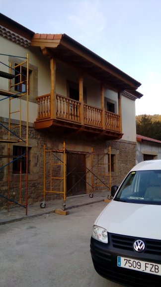 Balconada asturiana en piedra