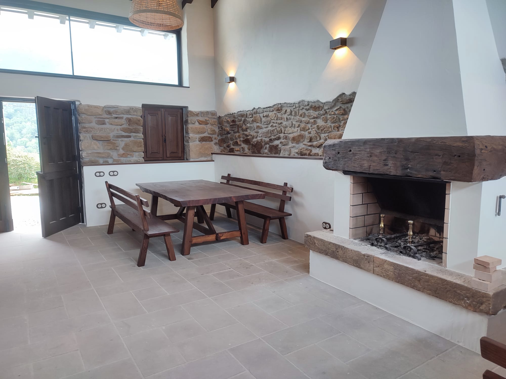 Comedor rústico con chimenea