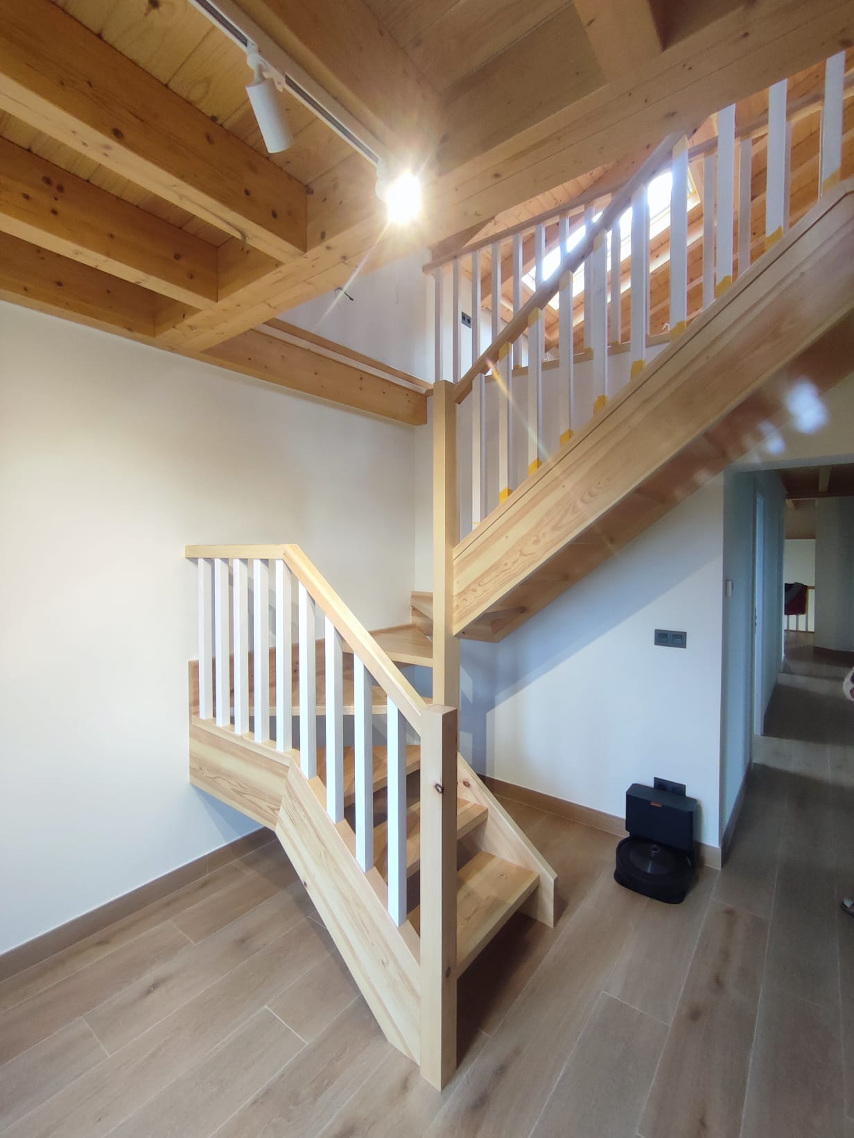 Escalera de madera clara