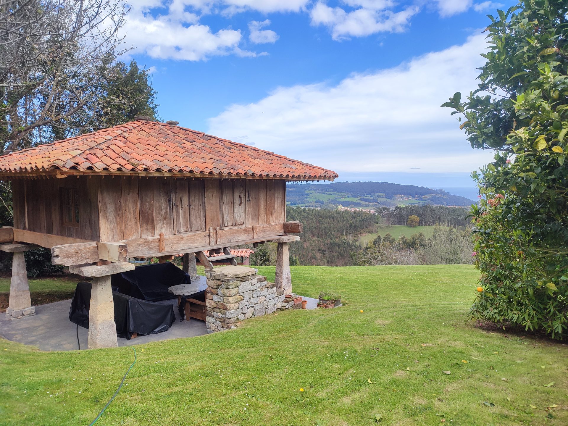 Hórreo con vistas al Cantábrico