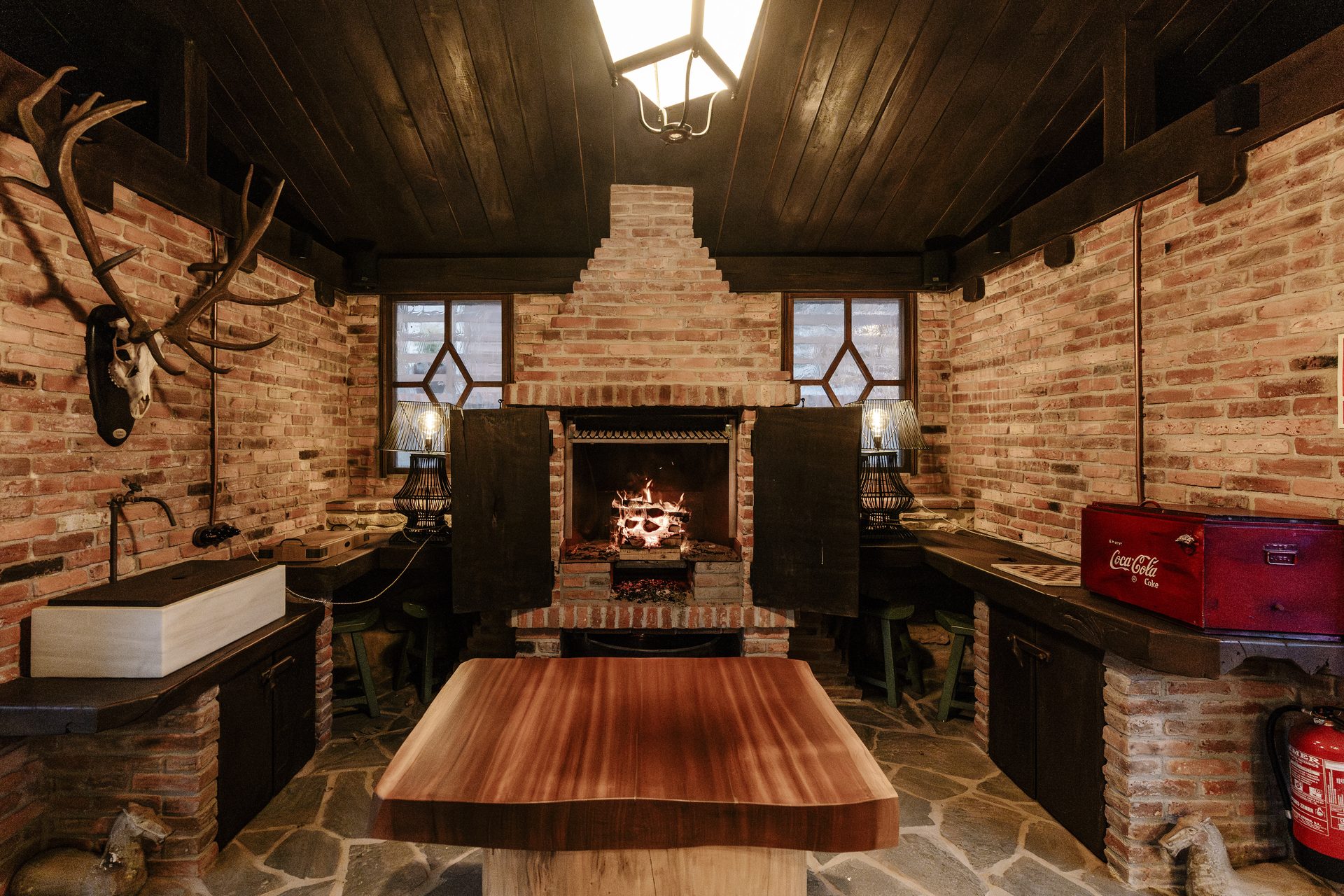Interior rústico con chimenea