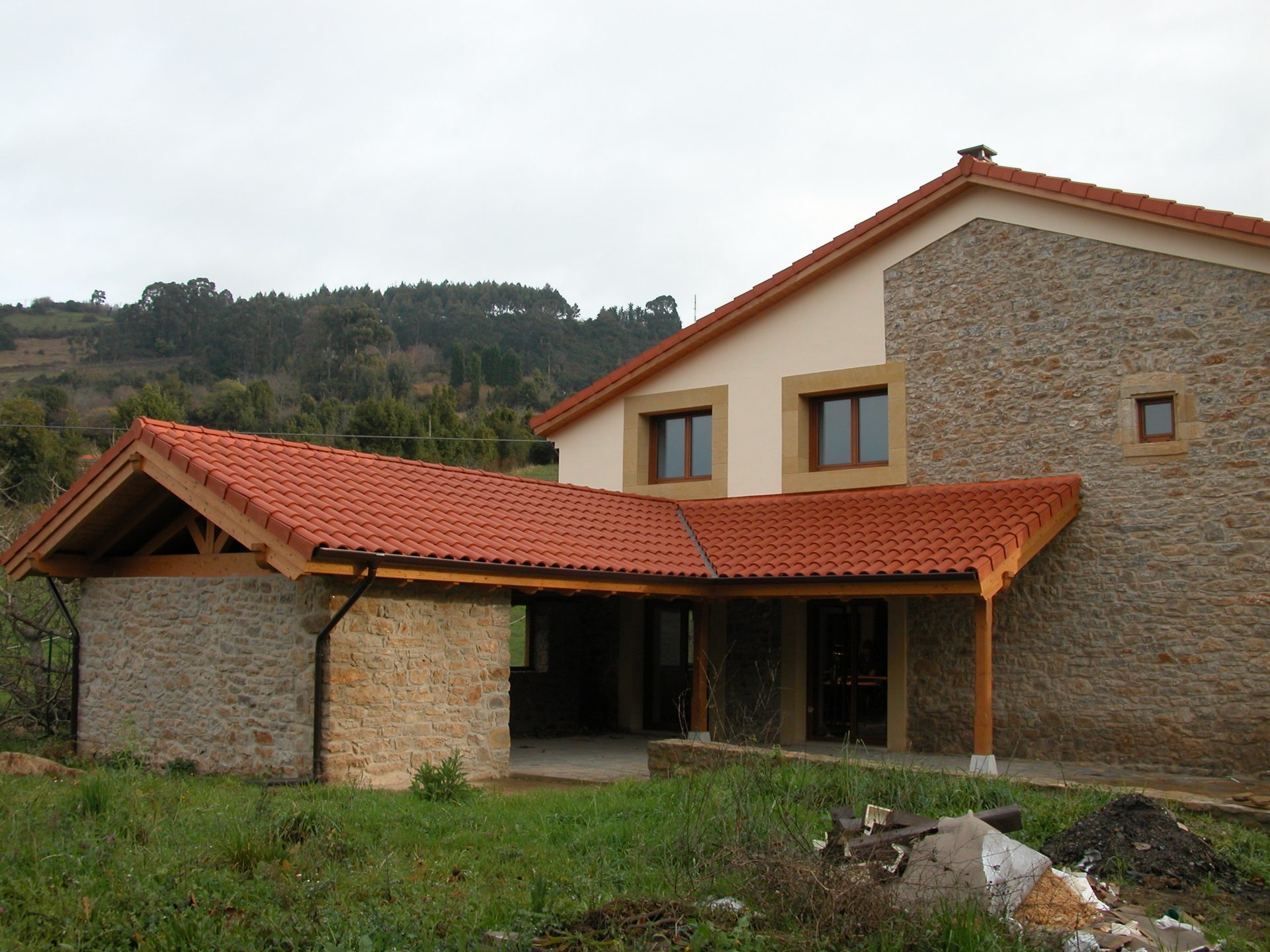 Mesa y bancos rústicos