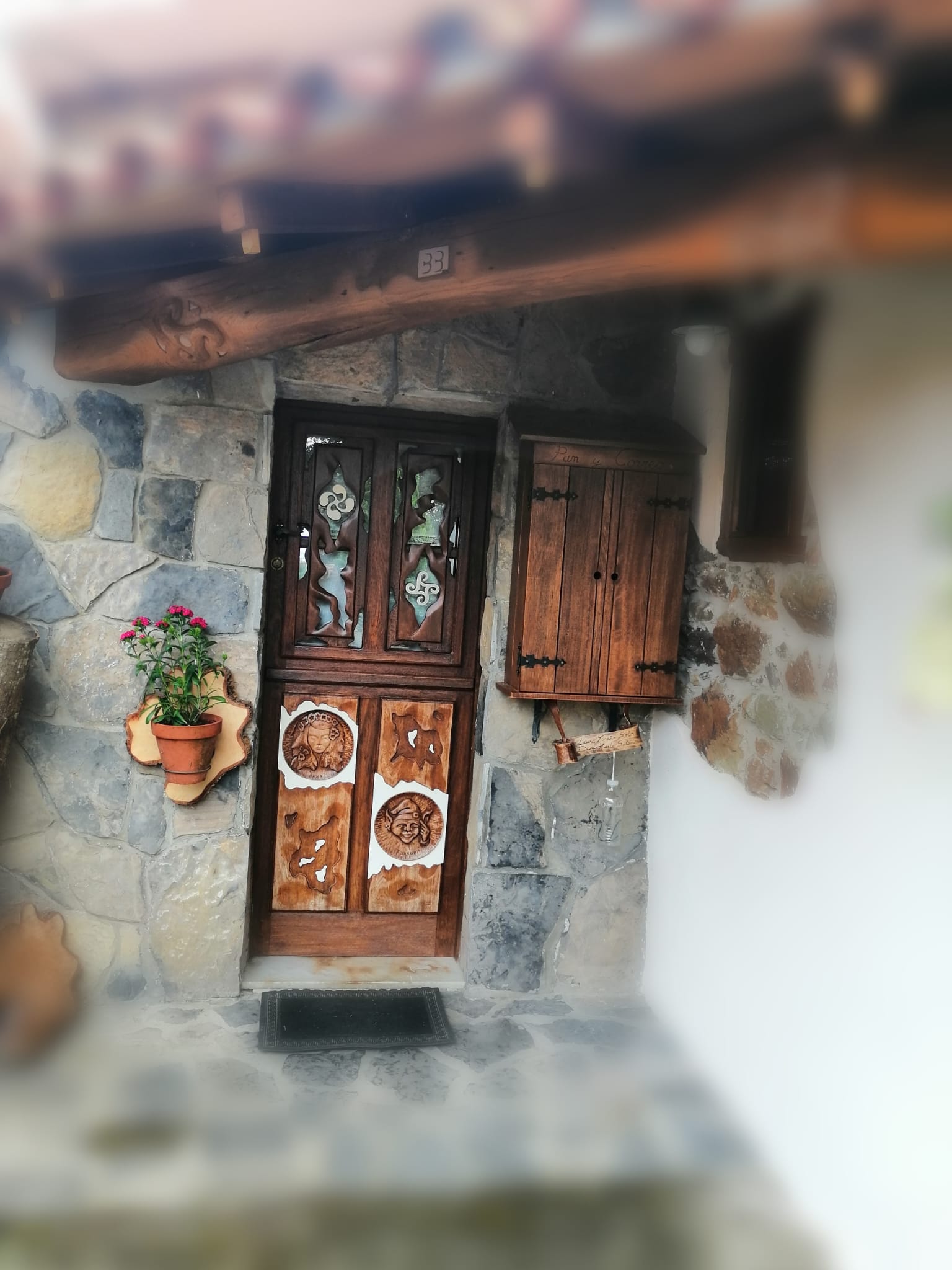Puerta tallada con motivos asturianos