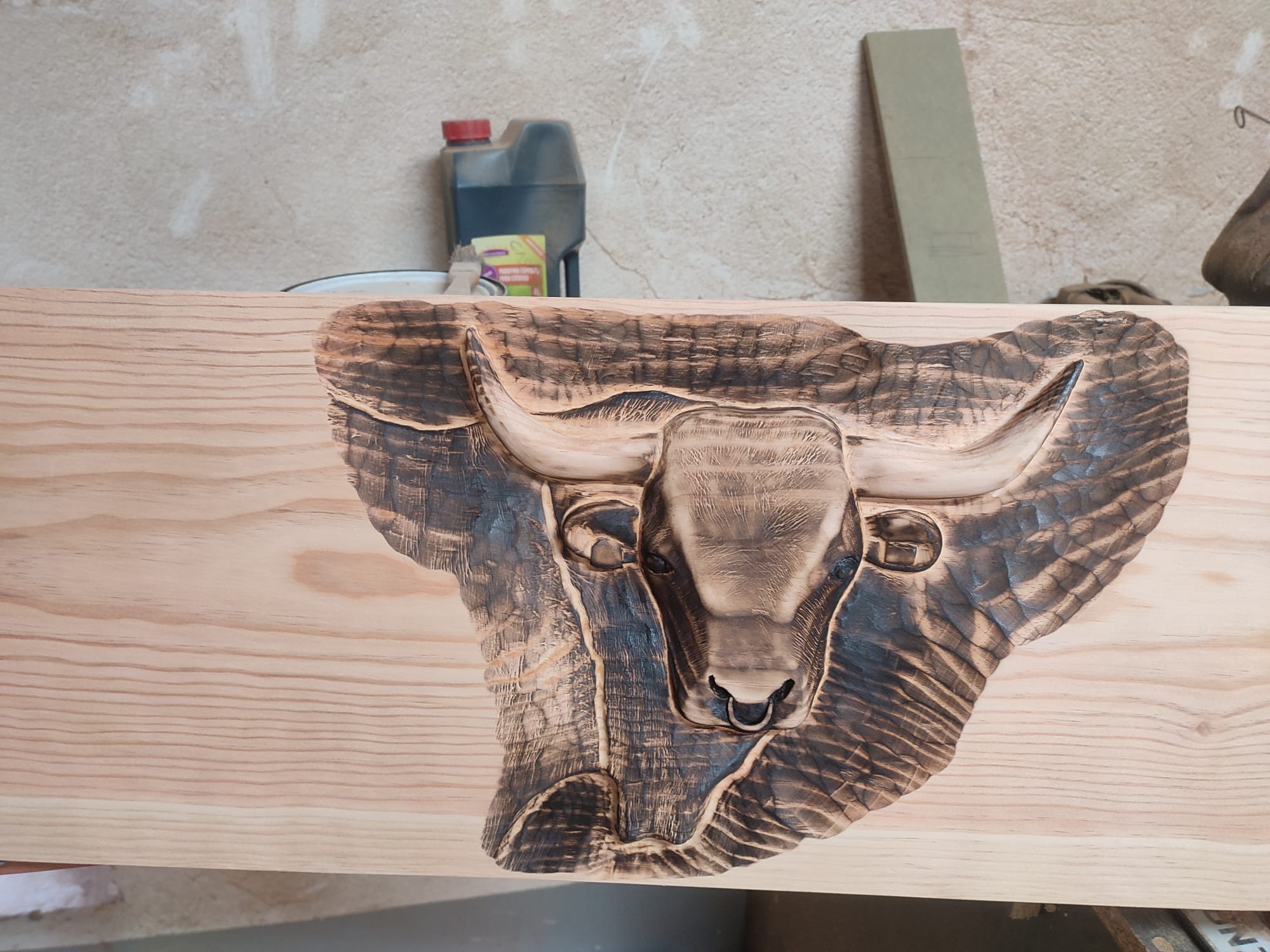 Talla de toro en madera